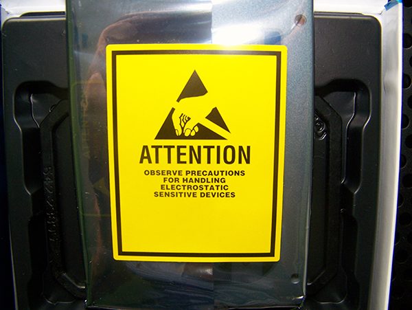 Dysk Crucial MX100 512 GB w opakowaniu z naklejonym ostrzeżeniem 3. Dysk SSD Crucial MX100